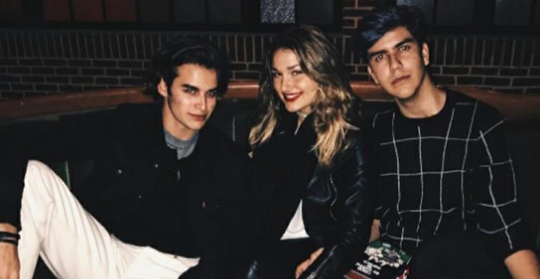Cheia de estilo, Sasha curte balada com amigos em Nova York