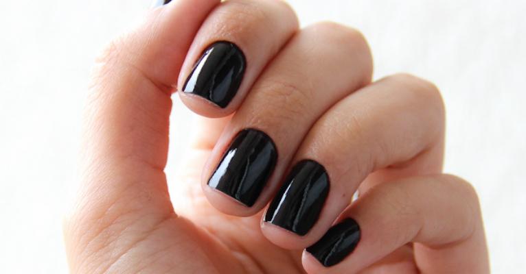 Saiba quais cores de esmalte e formato de unha são tendências no outono e inverno
