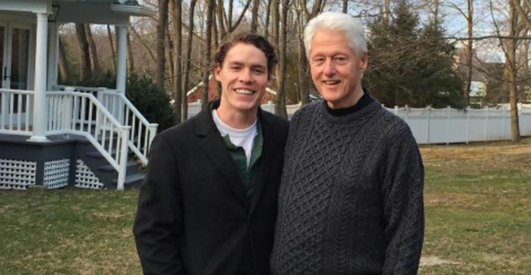 Sobrinho de Bill Clinton assina com agência de modelo; conheça