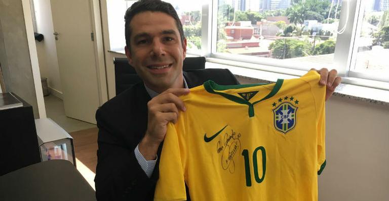 Marcus Buaiz doa camisa autografada por Neymar em apoio a campanha do bem