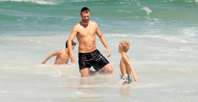 Rodrigo Hilbert curte dia na praia com os gêmeos