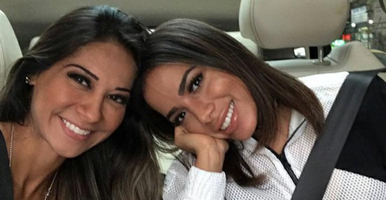 Coach Mayra Cardi viaja no avião de Anitta