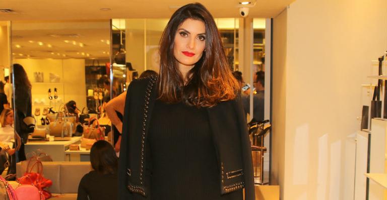 Isabella Fiorentino rouba a cena em encontro fashion
