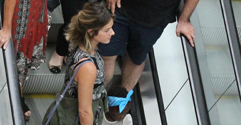 Titi Gagliasso passeia com a mãe em shopping usando seu próprio carrinho de compras