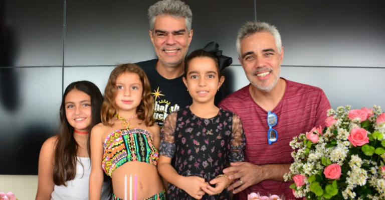 Rico Rondelli, filho de Chico Anysio, comemora o aniversário da herdeira, Antônia