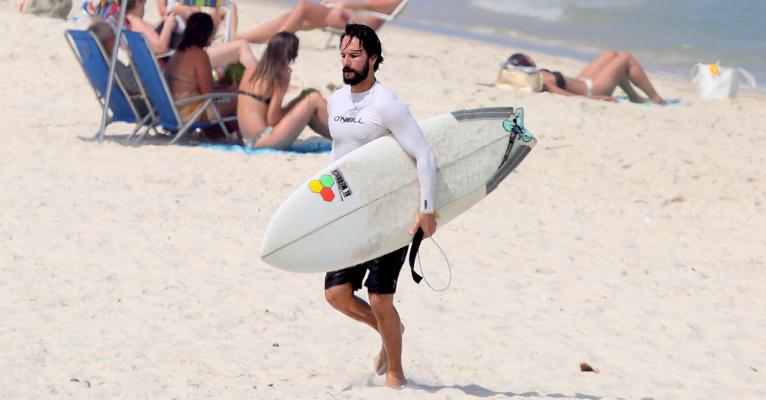 De folga no Brasil, Rodrigo Santoro exibe boa forma em dia de surfe no Rio