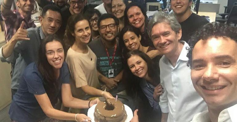 Marco Luque comemora seu aniversário nos bastidores do Altas Horas