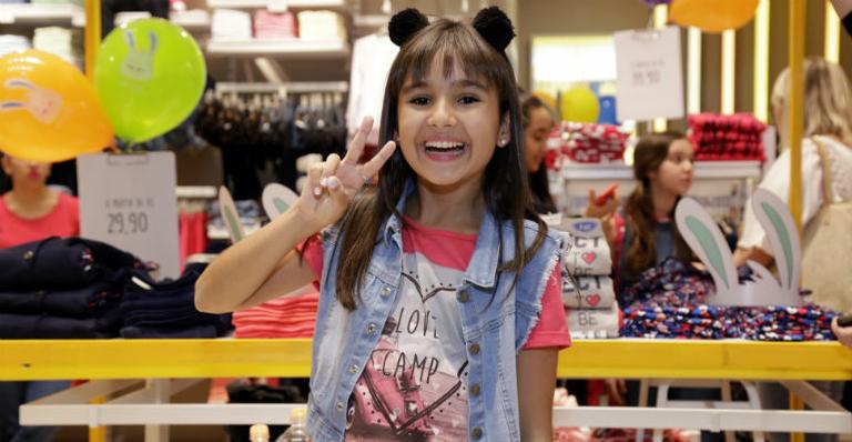 Com amigos, Ana Júlia participa de brincadeira da Páscoa