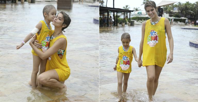 Isabella Santoni se diverte com crianças em ação do bem do Beach Park