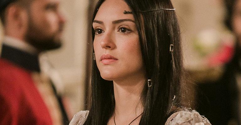 Isabelle Drummond aparece mexendo no celular em cena de ‘Novo Mundo’