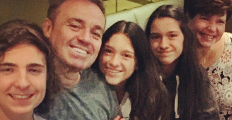 Em foto rara, Gugu Liberato aparece com toda a família