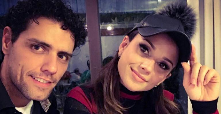Paula Fernandes posa com Thiago Arancam e fãs comparam: “Parece seu ex”