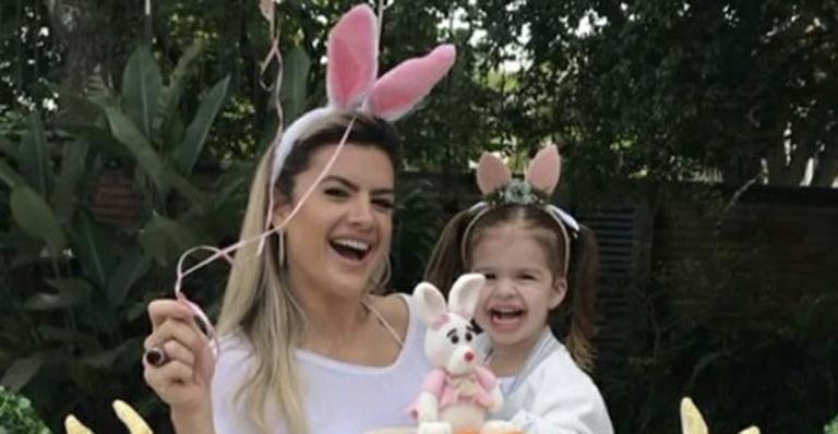 Mirella Santos se diverte com Valentina em festinha de Páscoa