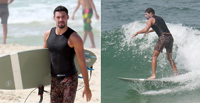 Cauã Reymond mostra habilidade no surfe