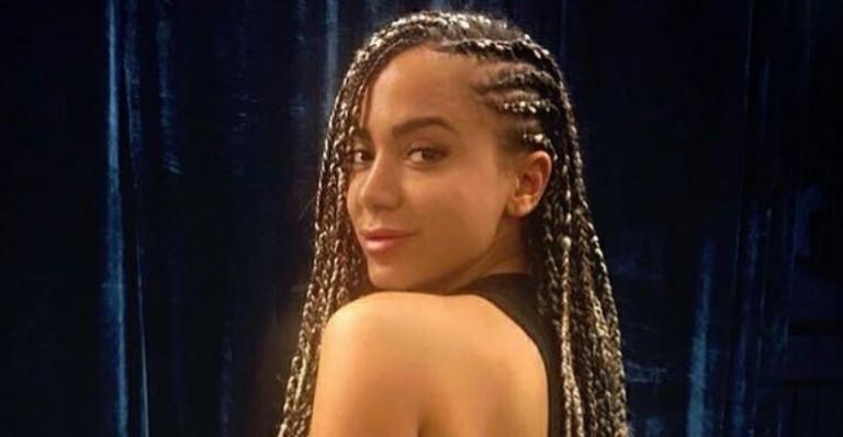 Anitta muda o visual e surge de dreads novamente