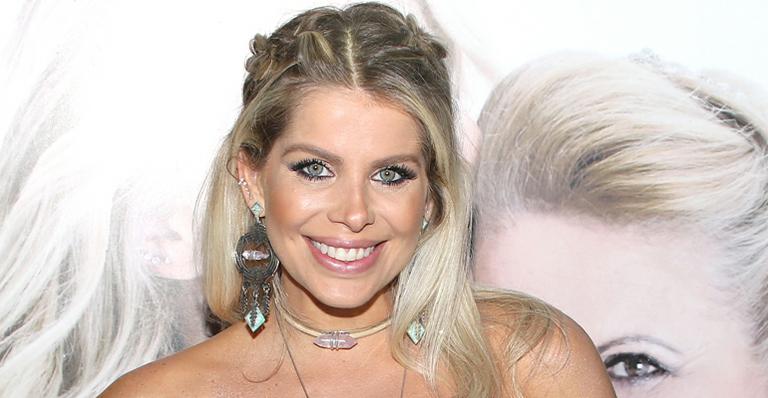 Grávida, Karina Bacchi posta selfie exibindo a barriga