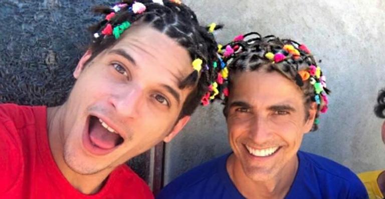 Reynaldo Gianecchini exibe penteado feito por crianças africanas