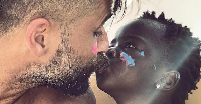 Bruno Gagliasso surge em clima super fofo com a filha, Titi