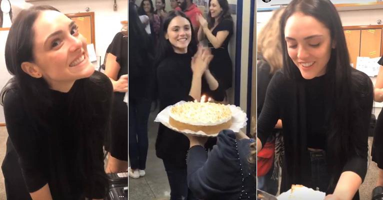 Isabelle Drummond completa 23 anos  e fica sem graça no “Com Quem Será”