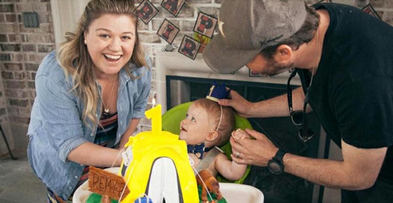 Kelly Clarkson comemora o primeiro ano do filho caçula, Remy
