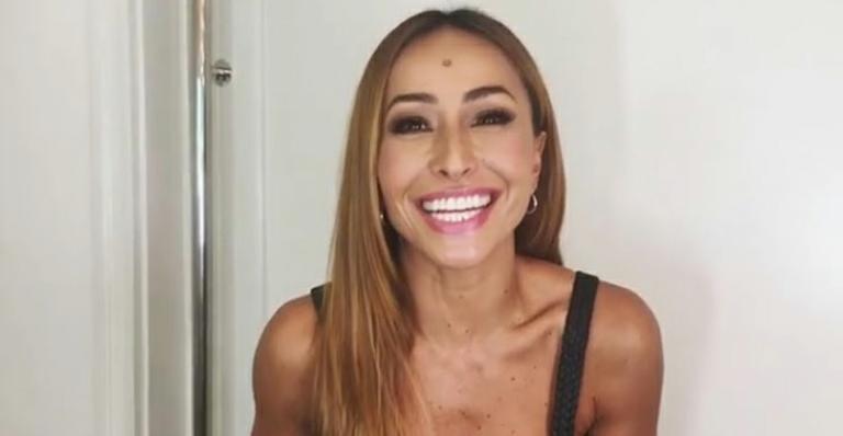 Sabrina Sato faz a temperatura subir com foto de biquíni branco na praia