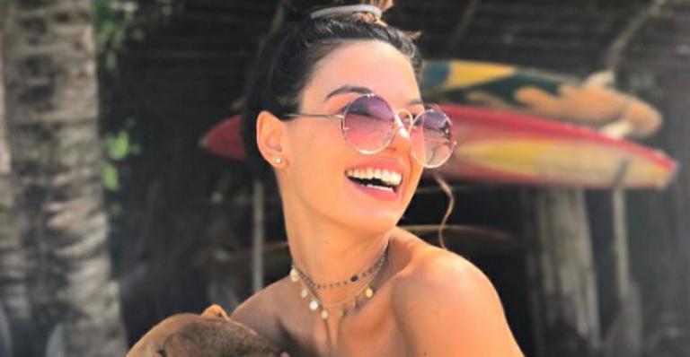 Só de biquíni, Isis Valverde deixa corpão à mostra na praia