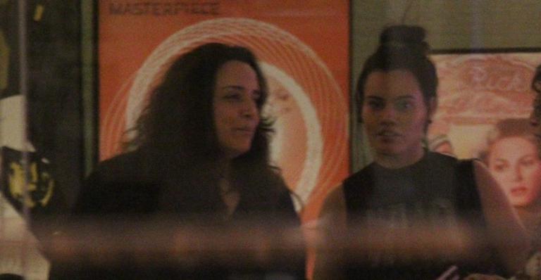 Ana Carolina e namorada, Leticia Lima, se divertem em shopping