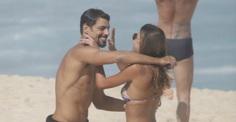Cauã Reymond e Mariana Goldfarb namoram em praia do Rio