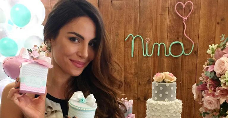 Mel Fronckowiak e Rodrigo Santoro fazem chá de bebê para a filha, Nina