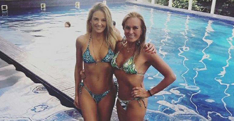 Helô Pinheiro, 71, e Ticiane Pinheiro, 40, posam juntas de biquíni e chocam fãs: “Parecem irmãs”