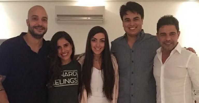 Zezé di Camargo posa com os filhos reunidos na Páscoa e explica ausência de Wanessa
