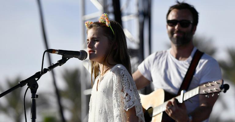 Aos 8 anos, filha de Alessandra Ambrosio se apresenta no Coachella