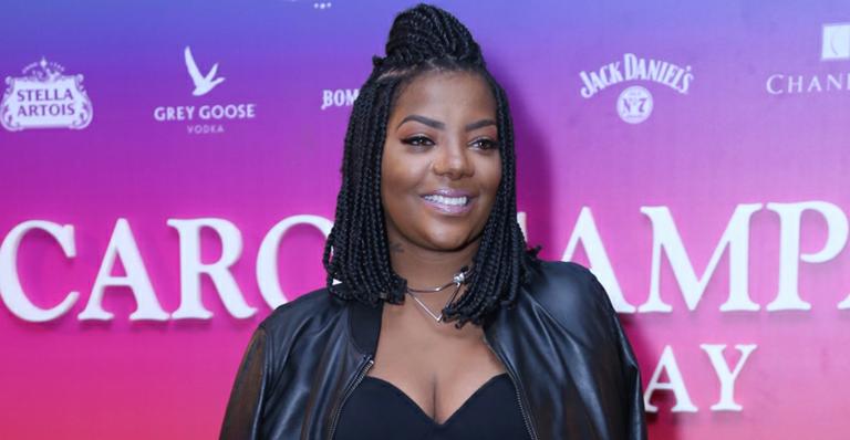 Ludmilla posa de biquíni fio dental na praia e surpreende fãs: “Escândalo de mulher”