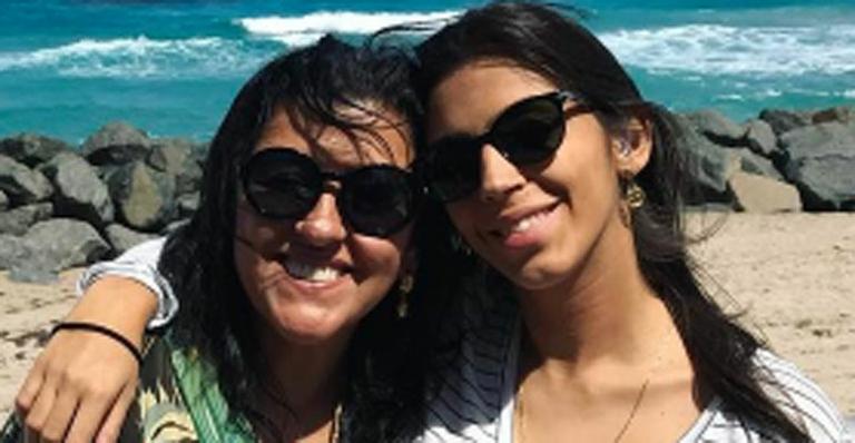 Filha de Regina Casé deixa o barrigão de fora em foto ao lado da mãe
