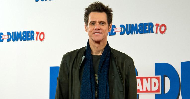 Jim Carrey aparece irreconhecível em selfie com barba e envelhecido e surpreende os fãs