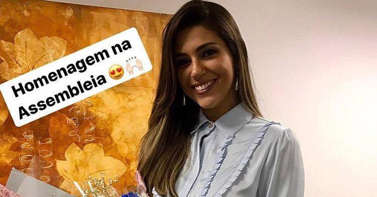 Após lotar shopping,  Ex-BBB Vivian Amorim ganha homenagem em Assembléia Legislativa em Manaus