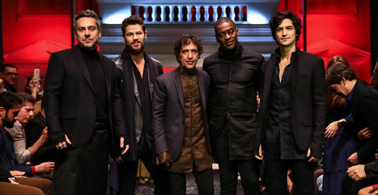 Vips desfilam em evento de Ricardo Almeida