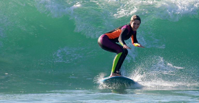Isabella Santoni dá show em aula de surfe no Rio