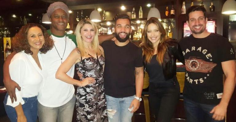 Antonia Fontenelle se diverte com o ex-marido em festa de aniversário