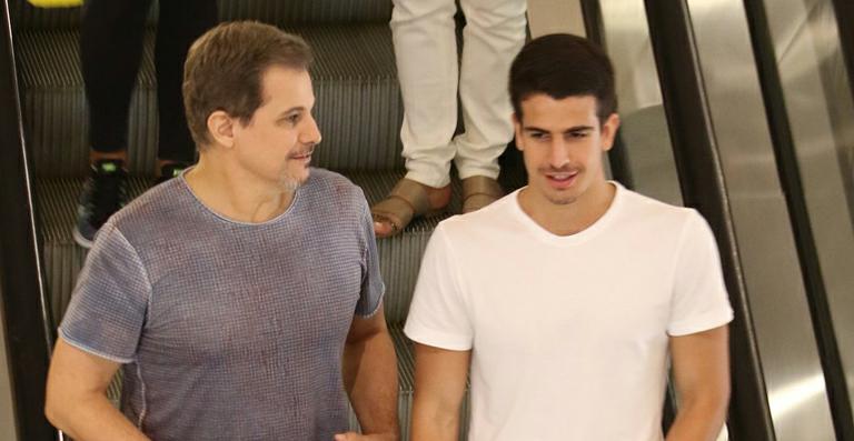 Edson Celulari curte passeio com o filho, Enzo