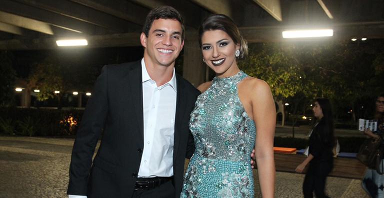 Ex-BBBs Manoel e Vivian vão juntos ao casamento de Elis