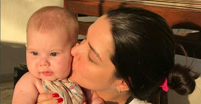 Thais Fersoza compartilha momento de carinho com Melinda: “Preguiça”
