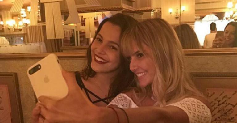 Deborah Secco tieta ex-BBB Emilly em restaurante