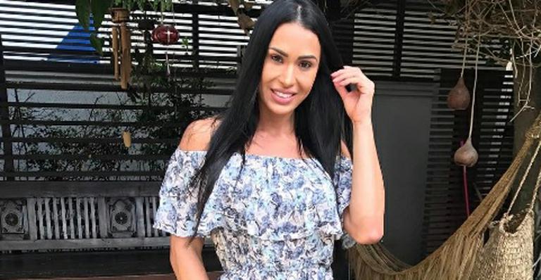 Gracyanne Barbosa posa só de sutiã e calcinha fio dental, mas peça curiosa em look sexy rouba a cena