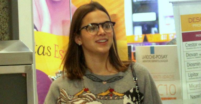 Cara de uma, focinho da outra: Bruna Marquezine passeia no shopping com a irmã, Luana