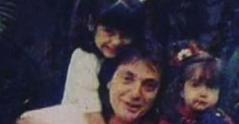 Cleo Pires surge abraçadinha com o pai e as irmãs em foto antiga e se declara: “Amo muito vocês”
