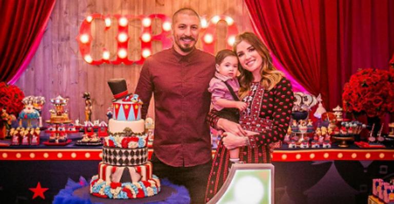 Aline Gotschalg e Fernando Medeiros festejam primeiro aniversário do filho