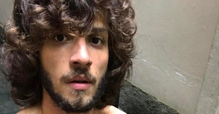 Chay Suede mostra o peito peludo e rebate crítica