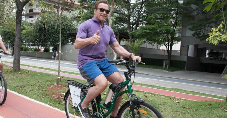 Arnold Schwarzenegger passeia de bicicleta em São Paulo