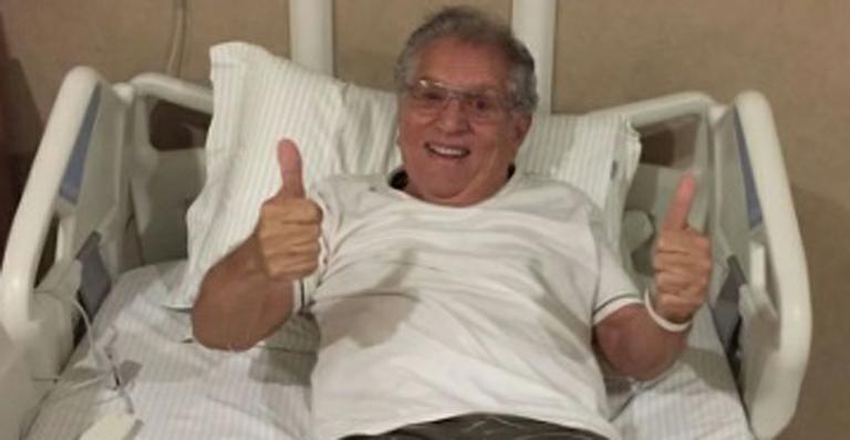 Carlos Alberto de Nóbrega tranquiliza fãs após internação: “Foi só um susto”